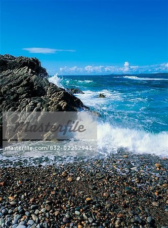 Wellen und Felsen, Doagh, Inishowen Co. Donegal, Irland.