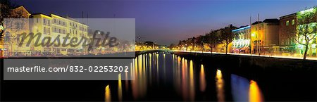 La rivière Liffey, Dublin, Irlande, quai dans la nuit