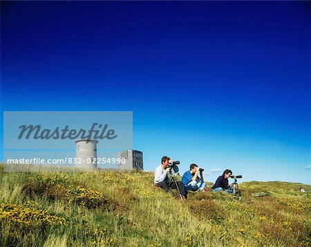 Cape Clear Island, Co Cork, Irlande, ornithologues, assis en face d'un phare