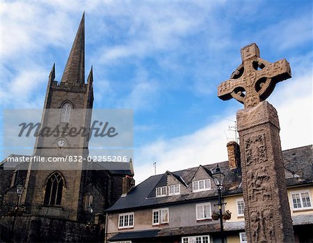 Klone, Co Monaghan, Irland, Stadtplatz und hohes Kreuz