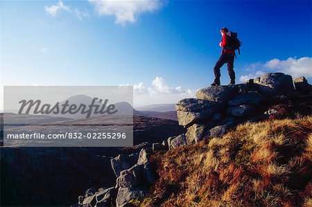 Dooish Mountain, comté de Donegal, en Irlande ; Randonneur au sommet de la montagne