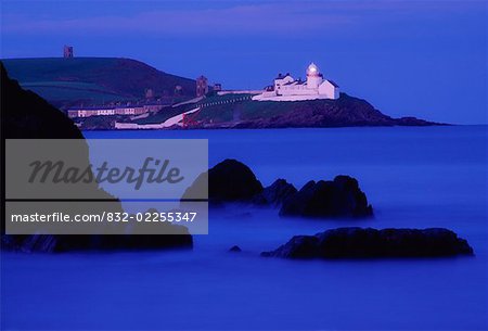 Roches Point, Whitegate, comté de Cork, en Irlande ; Paysage marin avec phare