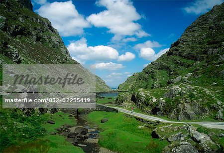 Gap of Dunloe, Killarney Nationalpark, County Kerry, Irland; Radfahrer in der Ferne