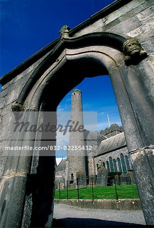 St. Canice's Kathedrale, Kilkenny Stadt, County Kilkenny, Irland; Kathedrale und Torbogen