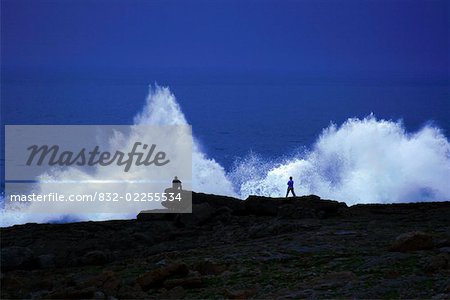 Côte de Burren, comté de Clare, Irlande ; Grandes vagues qui s'écrasent