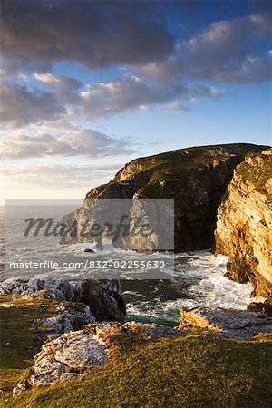 Dunfanaghy, comté de Donegal, en Irlande ; Paysage marin et cheminée de la côtière de la mer