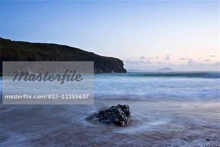 Dunfanaghy, comté de Donegal, en Irlande ; Vagues s'écraser sur le rivage rocheux