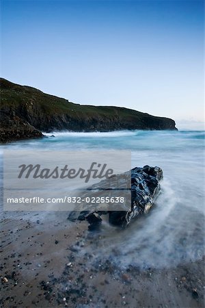 Dunfanaghy, comté de Donegal, en Irlande ; Vagues s'écraser sur le rivage rocheux