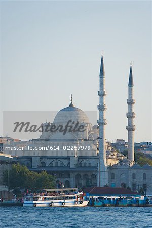Bateau sur golden horn et yeni mosquée
