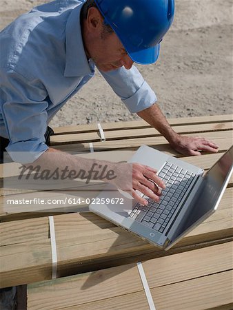 Ingénieur avec ordinateur portable