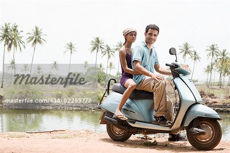 Paar auf ein moped