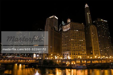 Stadt bei Nacht aus Fluss, Chicago, Illinois, USA