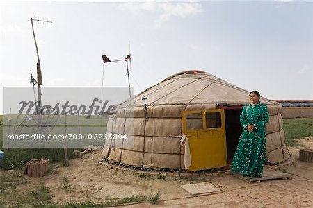 Femme mongole, debout devant l'yourte, Mongolie intérieure, Chine