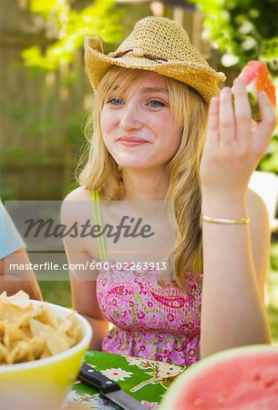 Femme mangeant melon d'eau, Portland, Oregon, Etats-Unis