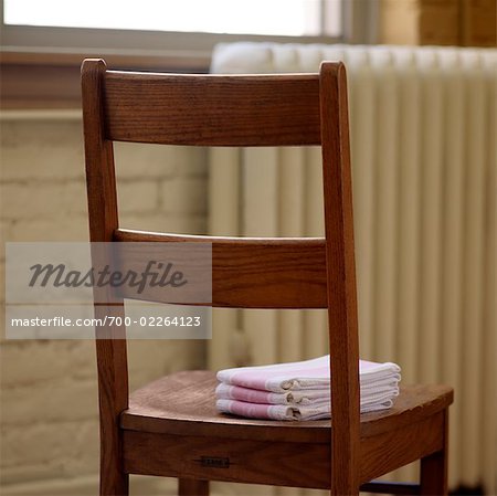 Torchons sur chaise en bois