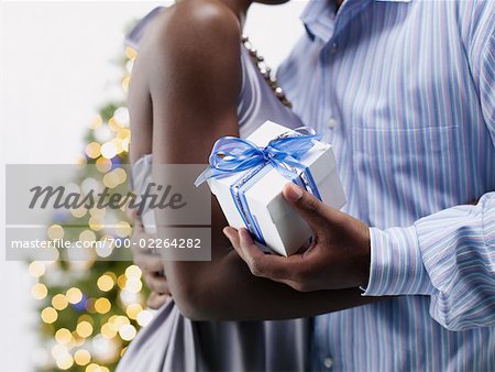 Homme donnant le cadeau de Noël pour femme