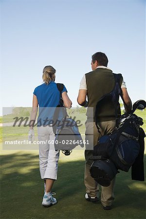 Couple marchant sur le parcours de Golf