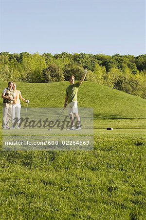 Groupe de gens jouer au golf