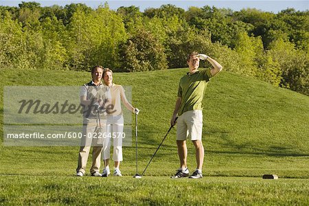 Gruppe von Menschen, die Golf spielen