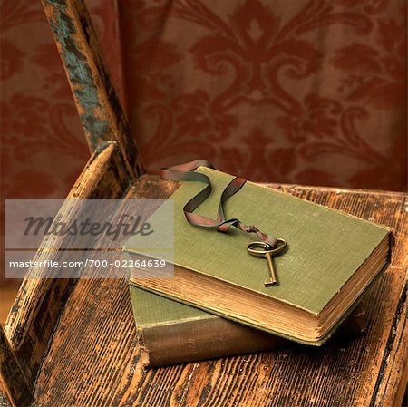 Alte Bücher und Schlüssel auf hölzernen Stuhl