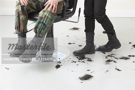 Soldat dans la chaise de coiffeur