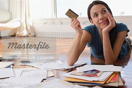 Femme tenant la carte de crédit