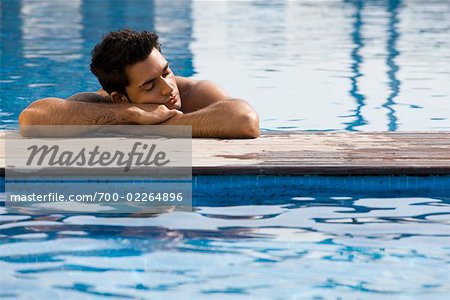 Homme relaxant dans la piscine
