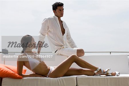 Couple se prélasser sur la terrasse