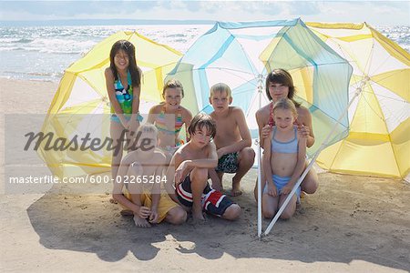 Portrait de groupe d'enfants sur la plage, Elmvale, Ontario, Canada