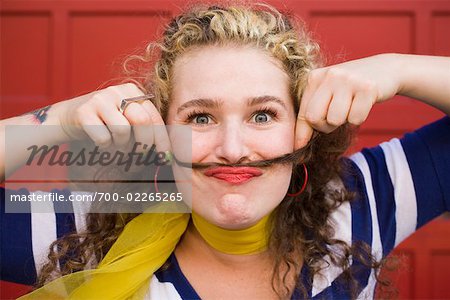 Moustache prise de femme avec les cheveux