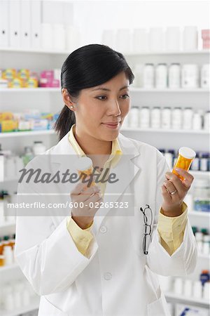 Portrait de pharmacien détenant des bouteilles de pilules