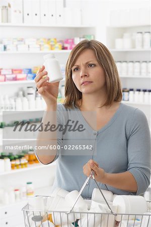Kunden im Blick auf Flaschen Pillen Drogerie
