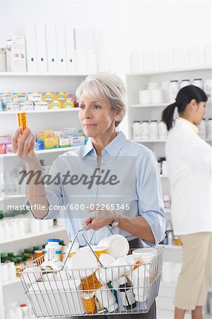 Client dans le magasin de drogue regardant bouteilles de pilules