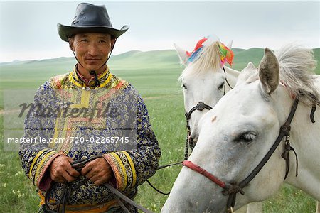 Homme avec des chevaux au Naadam Festival, Xiwuzhumuqinqi, Inner Mongolia, China