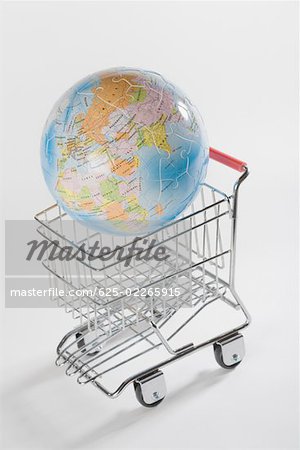 Gros plan d'un globe dans un panier d'achat