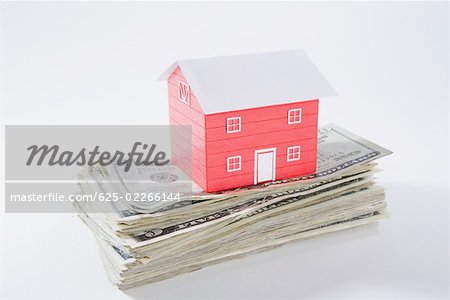 Gros plan d'un modèle de la maison sur le dessus de la monnaie de papier aux États-Unis