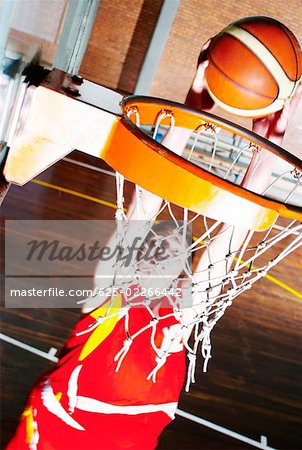 Basketball-Spieler auf das Tor schießen