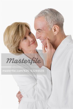 Seitenansicht eines leitenden Mannes eine reife Frau umarmen und Lächeln