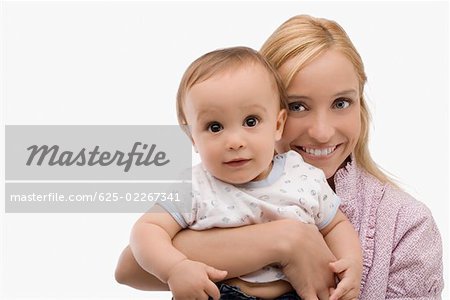 Portrait d'une femme adulte mid souriant avec son fils