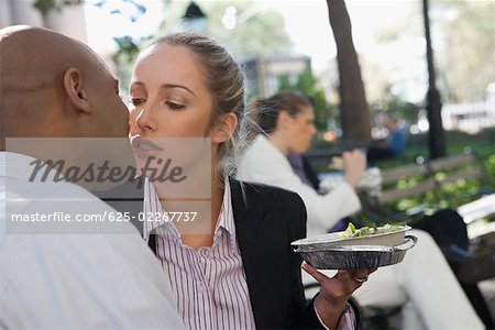 Homme d'affaires de baiser une femme d'affaires