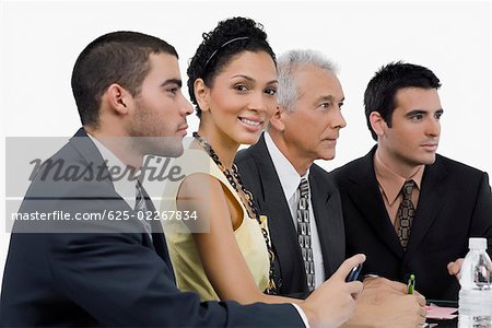Drei Unternehmer und geschäftsfrau bei einem Treffen in einem Konferenzraum