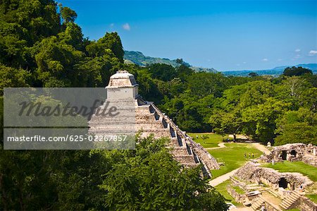 Erhöhte Ansicht der alten Ruinen von Gebäuden, Templo De Los Inscriptiones, Palenque, Chiapas, Mexiko