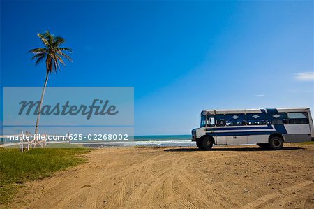 Autobus stationné sur la plage, plage de Ranch, Papantla, Veracruz, Mexique