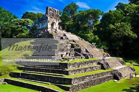 Touristen in alten Ruinen eines Tempels Templo De La Cruz, Palenque, Chiapas, Mexiko