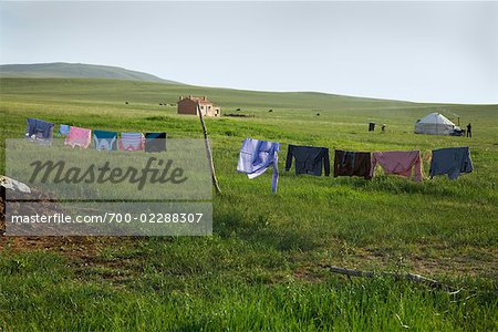 Linge suspendu à la clôture de maison et de l'yourte, Mongolie intérieure, Chine