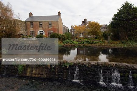 Häuser entlang der Flussufer, Fluss Carrib, Galway, County Galway, Irland