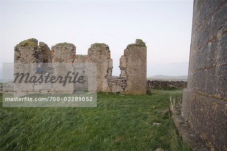 Femme assise en ruine, la tour Martello, le Burren, comté de Clare, Irlande