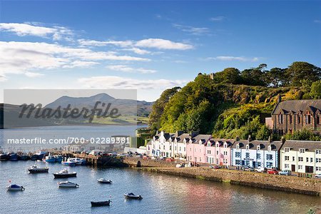 Petites maisons colorées au port de Portree, Isle of Skye, Portree, Hébrides intérieures en Écosse Petites maisons colorées au port de Portree, Isle of Skye, Portree, Hébrides intérieures en Écosse