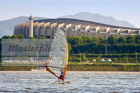 Windsurfer devant olympique Stadium, la rivière Han, Séoul, Corée du Sud