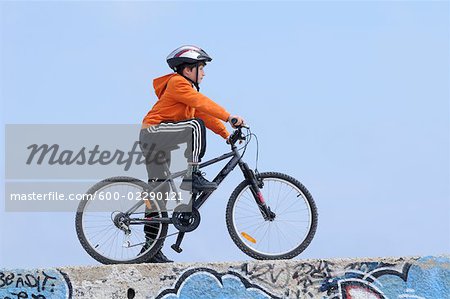 Cycliste sur le mur de béton